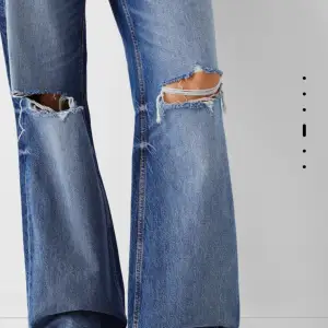 Ett par fina blåa jeans som knappt har blivit använda i fint skick💓 Dem är högmidjade med hål på båda knäna i modellen. 