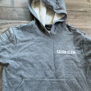 CK hoodie  - Säljer en CK hoodie knappt använd tror stolek S men inge säker. 200kr