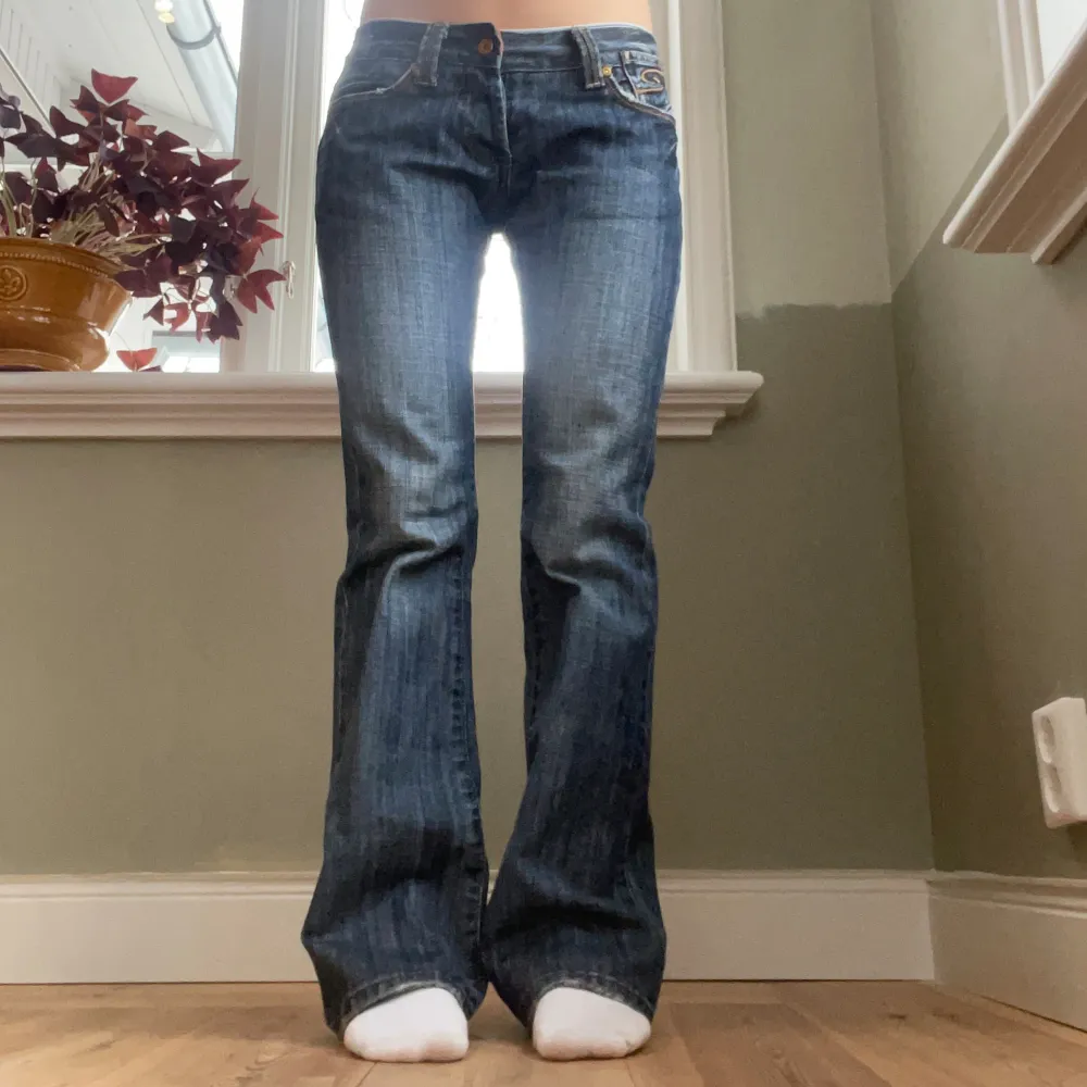 Perfekt skick!💕W27 L32 midja: 38cm innerbenslängd: 79cm Priset kan absolut diskuteras, de är bara att skriva!🔥🌸. Jeans & Byxor.
