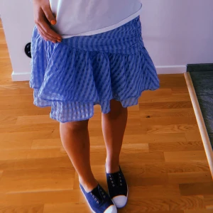 Kjol-h&m - Säljer denna superfina kjolen som är använd endast en gång pga av att jag äger två ut av dessa, pris kan diskuteras mer eller mindre!