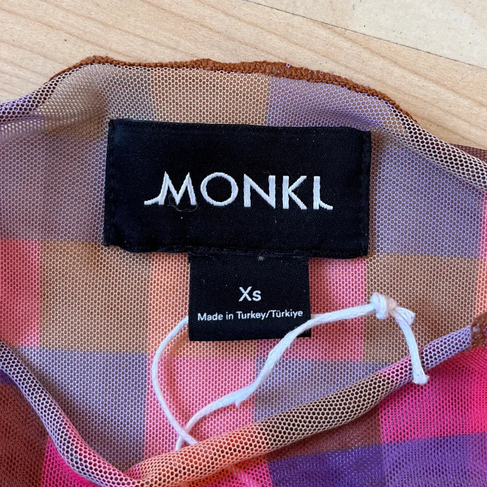 En lila, rosa, orange och brun mesh topp från Monki 💗Den är i storlek xs ✨💗Använd få gånger och säljer den pga att den är för liten😀💗 Ganska genomskinlig. ( Bild 3) 💗 Frakt 30 - 60kr och priset går att diskutera.💗✨Skriv för fler frågor eller bilder💗. Toppar.