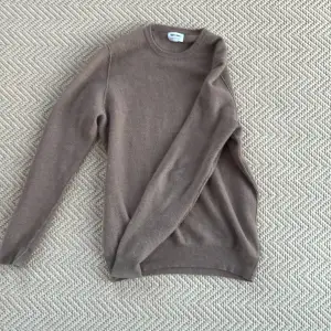 Knappt använda, Fräsch laidback softgoat tröja i 100% cashmere i Size L men passa från m, Skick 10/10