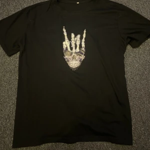 Svart t shirt - En perfekt L, aldrig använt den tyvärr🙏🏼