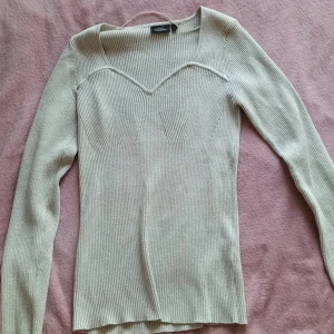 Långärmad tröja strl L - En glitter långärmad tröja från kappahl i strl L. Den är aldrig använd då den tyvärr är för stor för mig men fick den i julklapp å kvitto fanns ej kvar. Perfekt till fest, nyår eller liknande 