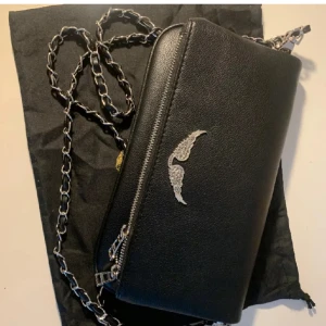 Zadig väska - Säljer denna väska verkligen i nyskick, skriv för fler bilder. Använd säkert 5 gånger.  köpte för 4200 har ja för mig. Säljer billigt då jag vill sälja snabbt. 