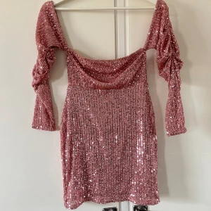 Glittrig klänning 🩷 - Glittrig off shoulder klänning 🪩 storlek 30! Använd 1 gång 