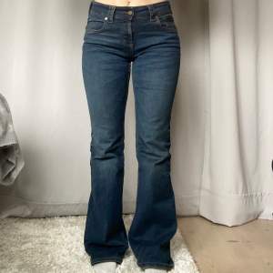 Flare jeans från Zara, köptes förra månaden men används inte så nästan som nya.