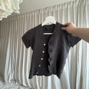 Bolero - Säljer denna snygga boleron som ej kommer till användning. Mycket fint skick förutom ett hål i ena armhålan (bild 4) och ett även ett litet hål i andra armhålan (bild 5), därav priset. Storlek S men sitter mer som xS. Köparen står för frakten😙