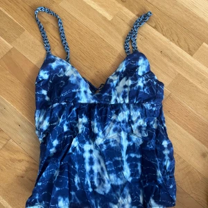 Zara - Zara topp använd 1 gång, 100kr+frakt men kan gå ner i pris vid snabbköp. Hör av er för fler frågor❤️