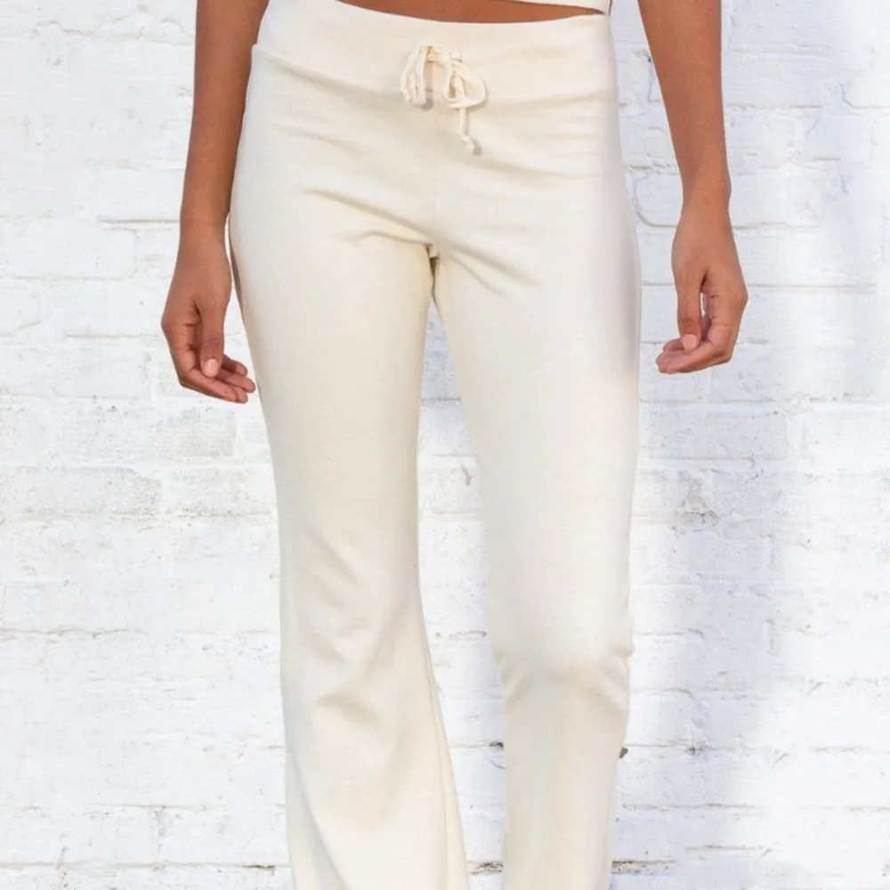 Säljer dessa byxor från Brandy Melville i modellen Hilary Yoga pants. De är lite stora i storleken.. Jeans & Byxor.