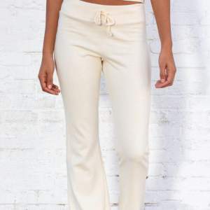 Säljer dessa byxor från Brandy Melville i modellen Hilary Yoga pants. De är lite stora i storleken.