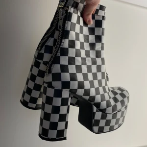Dollskill klackskor  - Klackar från amerikanska företaget Dollskill i ”schack” stillen! ♟️🤍 I bra skick! St 39-40