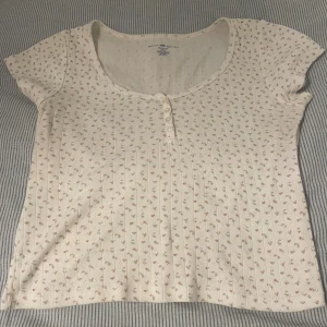 Topp  - Som ny topp från brandy med fina blommor