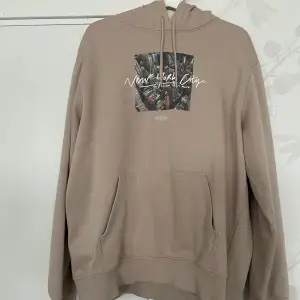 Säljer nu denna hoodie då jag har alldeles för många. Den är i mycket bra skick o väldigt snygg o lätt att bygga outfits med! Den är väldigt skön och bekväm och tycker verkligen om hur passformen är och hur den sitter på kroppen!😍 (pris kan diskutera