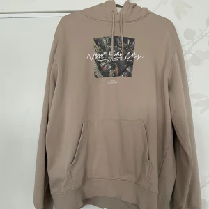 Hoodie - Säljer nu denna hoodie då jag har alldeles för många. Den är i mycket bra skick o väldigt snygg o lätt att bygga outfits med! Den är väldigt skön och bekväm och tycker verkligen om hur passformen är och hur den sitter på kroppen!😍 (pris kan diskutera