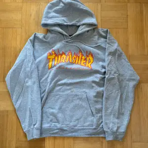 Trasher hoodie, inte alls nopprig eller krackelerat tryck! Obs två svagt gula fläckar på magen (se bild 3), går ev bort i tvätt💕