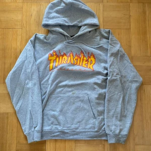 Trasher hoodie - Trasher hoodie, inte alls nopprig eller krackelerat tryck! Obs två svagt gula fläckar på magen (se bild 3), går ev bort i tvätt💕