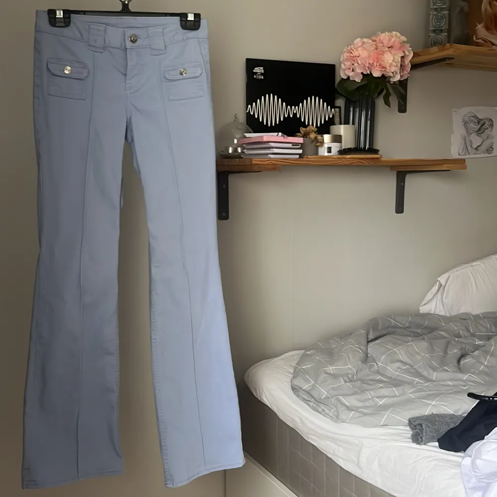 Cargo liknande jeans från H&M som är slutsålda. Färgen är som på första bilden! Passar as bra till en mesh genomskinlig leopard spets topp!. Jeans & Byxor.