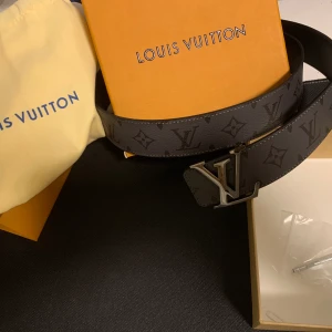 LV Initiales 40mm Reversible Belt - Length: 105cm | 90/36 Care label: Cleaning with soft, damp cloth with water. Model number: M0285 Comes with original packaging including tags Receipt only on request.