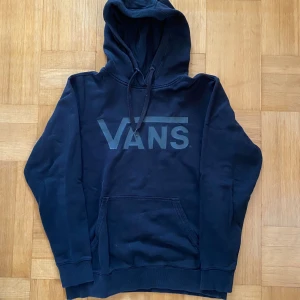 Hoodie vans - Svart vans hoodie, obs litet hål på bröstet därav billigt pris!