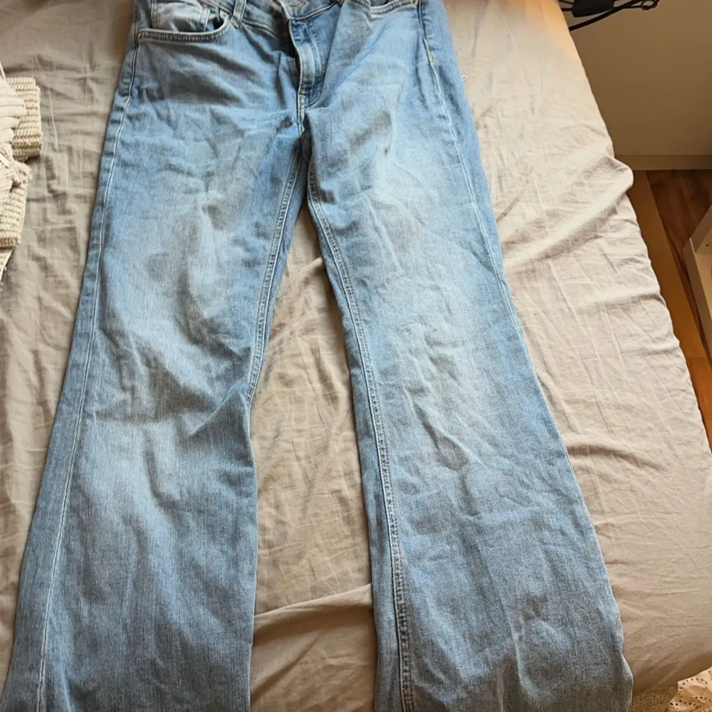 Storlek medium, säljer för dem är lite för korta (167cm lång är jag) bra skicka har andvänts några gånger. Original pris 400kr. Jeans & Byxor.