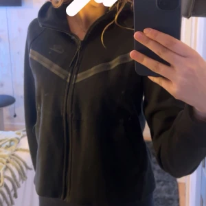 Säljer min nike tech fleece. Ny pris 1200kr säljer för 800kr hör av er om ni är intresserade!❤️ - Mycket bra
