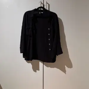 Fin svart skjorta från H&M🖤Jätteskönt material! Använd fåtal gånger så i fint skick!