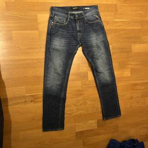 Replay ROB jeans storlek : längd 30 och midja 30.  Dessa jeans är i nyskick. Vid mer information skriv till mig!