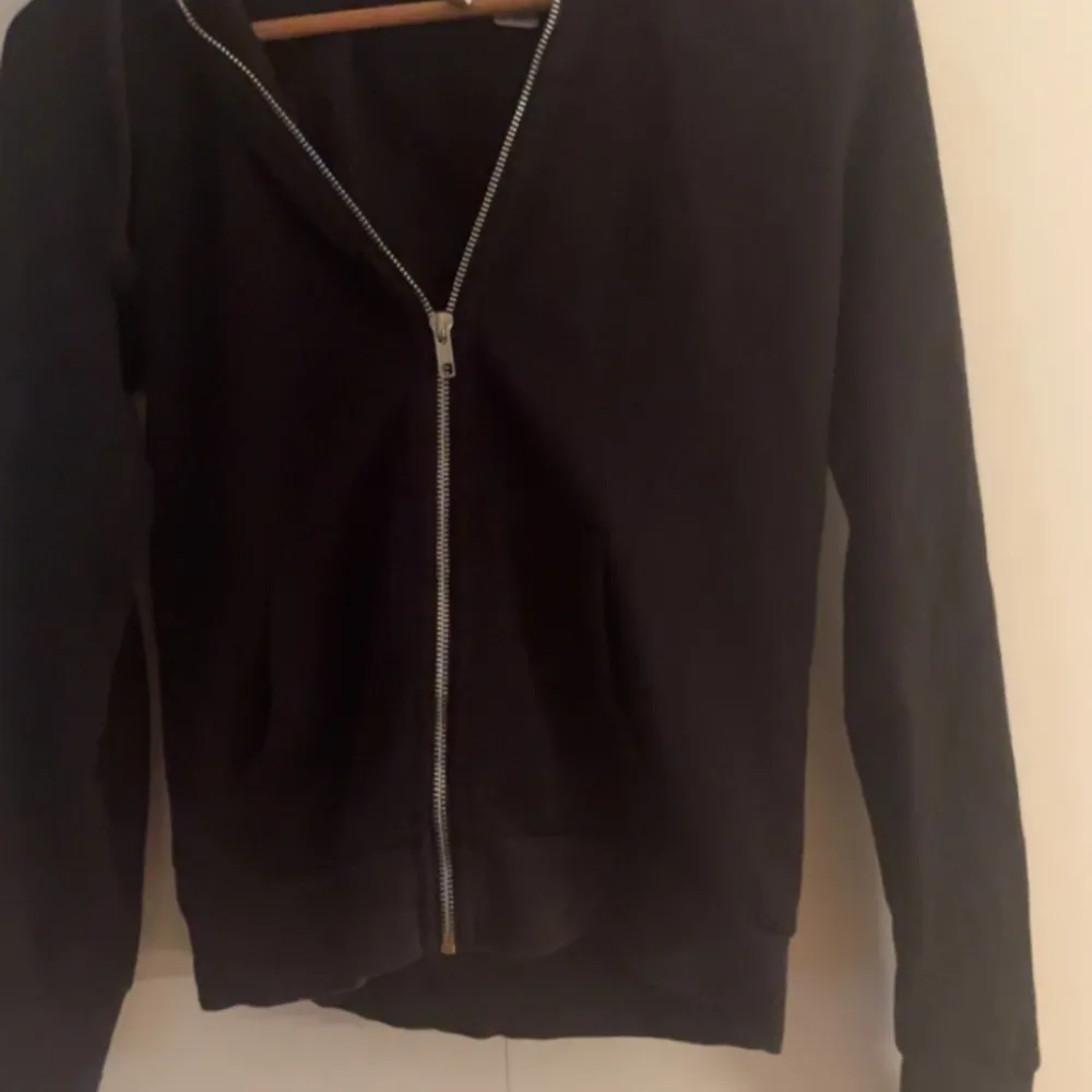 Skit snygg svart sipp upp hoodie från H&M. Hoodies.