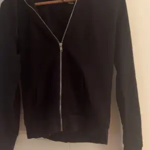 Skit snygg svart sipp upp hoodie från H&M