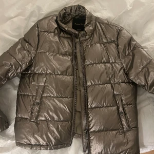 Dunjacka - Snygg roseguld färgad tunn dunjacka från Massimo Dutti! Strl M 🤩