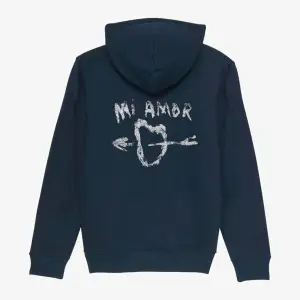 Kollar intresset på min älskade mira paris hoodie med trycket ”mi amor” då den upplevs som liten på mig 💕  storlek S, köpt för 1200kr i början på 2023 men sparsamt använd! 