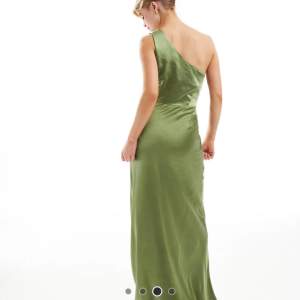 Super fin klänning från Six Stories- balklänning i mossgrön, satin. Klänningen är helt oanvänd 🪩💚