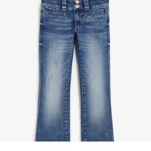 Blåa bootcut jeans med snygga fickor på bak sidan. Har använt 2 gånger men säljer pga den är för lång för mig❤️