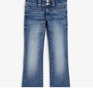 Bootcut jeans från hm - Blåa bootcut jeans med snygga fickor på bak sidan. Har använt 2 gånger men säljer pga den är för lång för mig❤️