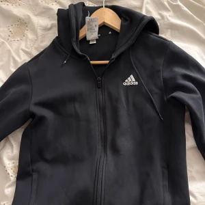 Adidas zip-up!  - Älskat den här tröjan hur länge som helst! Köpt i Dubai men kommer ej till andvändning längre . Oklar storlek men sitter som en S. Kan mötas i sthlm eller posta!  
