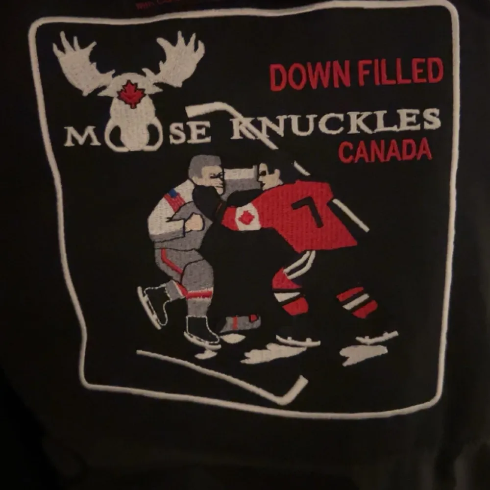 Säljer en äkta Moose Knuckles vinterjacka som köptes den 1 okt 2023 för 12499 kr, den är sparsamt använd. Han har inte använt den mer än 10 gånger och han har varit jätte försiktig med den. Hör av dig om du har frågor eller vill köpa den. 10/10 skick. Jackor.