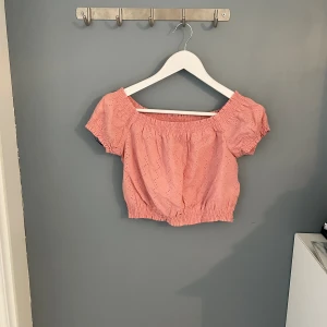 Somrig off shoulder topp - Jätte gullig rosa kort topp, off shoulder men kan ha på axlarna med, fint mönster, strl S men passa XS med, använd en gång 💕💕