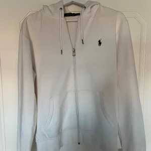 Ralph lauren hoodie - Ralph lauren hoodie, sparsamt använd! Nypris 2095:- på Zalando Pm för frågor