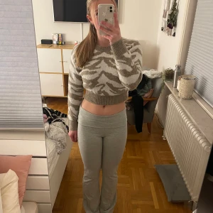 Brun tröja med zebramönster  - Brun tröja med zebramönster i storlek S