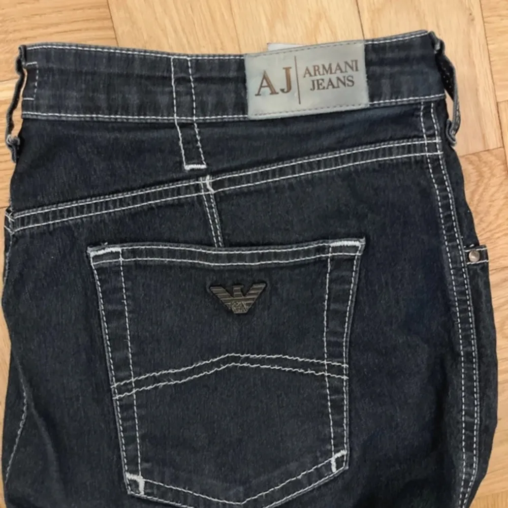 Jeans från Armani  har sytt de till lågmidjade, märks inte  strl M superbra skick . Jeans & Byxor.