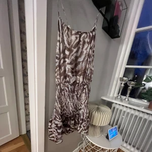 Zara klänning  - Säljer denna fina klänning från zara !! Kom privat för frågor och bilder❤️