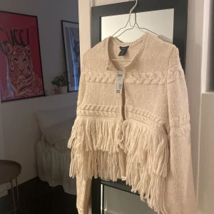 Kofta - Helt oanvänd kofta med lappar kvar från Lindex, beige i färgen, sticks inte, går att bestämma hur öppen/stängd man vill ha den genom hylsorna på insidan. Köpare står för frakt 📦 Nypris: 499:-