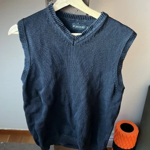 Stickad väst - Stickad svart väst i strl M. Köpt second hand. 