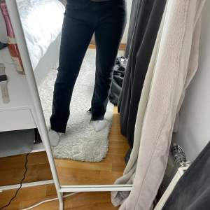 Fina jeans med slits som är använda 2 gånger