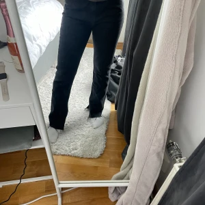 Jeans med slits - Fina jeans med slits som är använda 2 gånger
