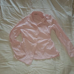 Suppergulig rosa skjorta  - Säljer denna suppersöta råsa skjortan då den är för liten. Bara använd ett fåtal gånger.  Nypris 400 Säljer för 200 men priset kan diskuteras 