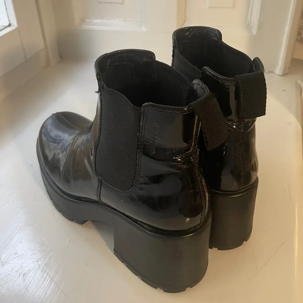 Säljer mina lackade ankelboots från vagabond. Skorna är generellt i bra skick men har lite slitage bland annat på tån dock inget man märker om man inte står nära och inspekterar. . Skor.