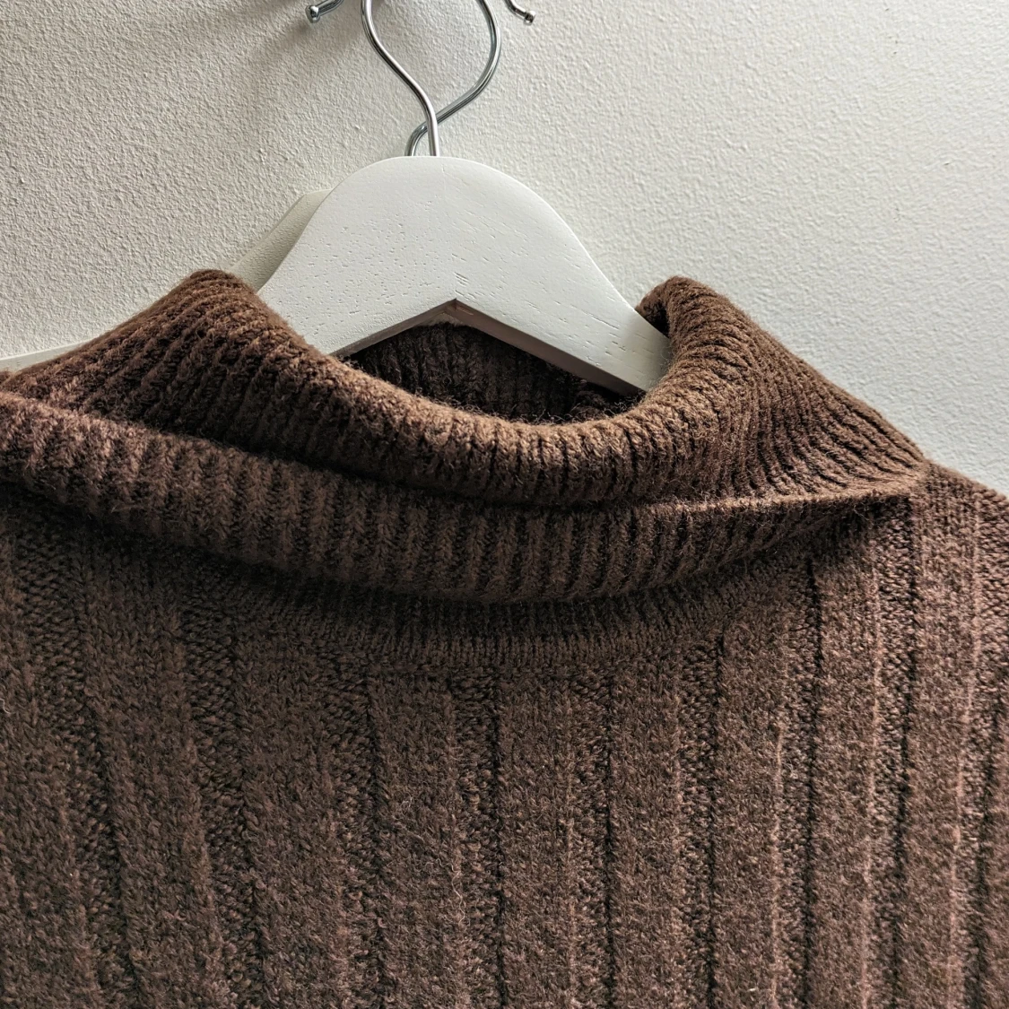 Brun stickad midiklänning - 90