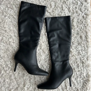 Klackskor - Säljer dessa oanvända klackar från Nelly i storlek 38🤍